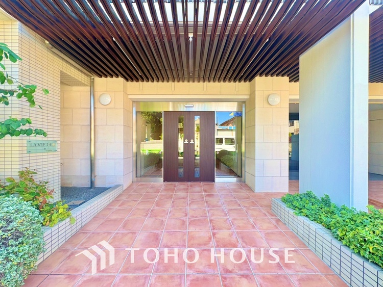 外観 【エントランス】よく手が行き届いたエントランス。出入りで必ず目にする場所だから、いつも清潔で管理されているのは嬉しいポイントですね