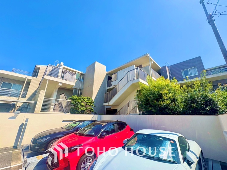 その他 【エントランス】よく手が行き届いたエントランス。出入りで必ず目にする場所だから、いつも清潔で管理されているのは嬉しいポイントですね