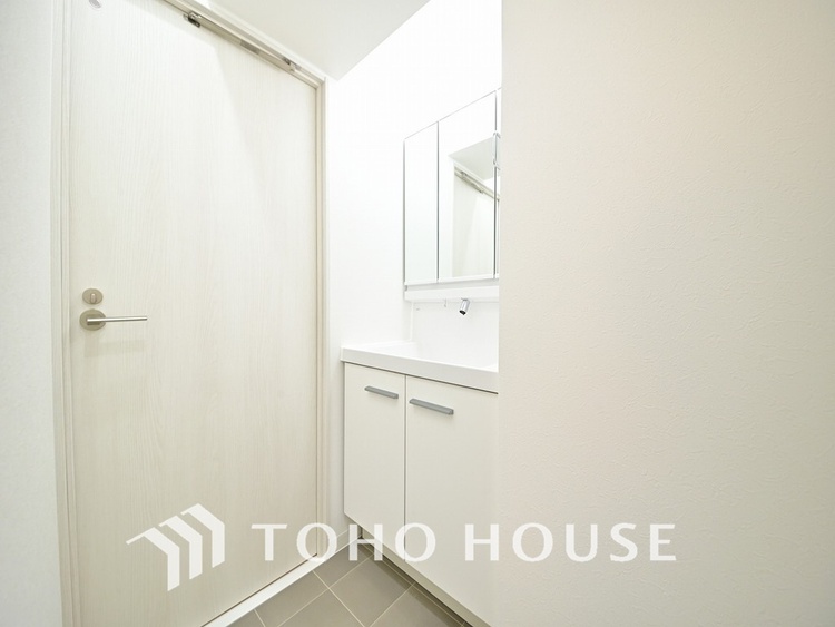 洗面 新規設置の洗面化粧台。収納豊富で使い勝手の良い3面鏡です