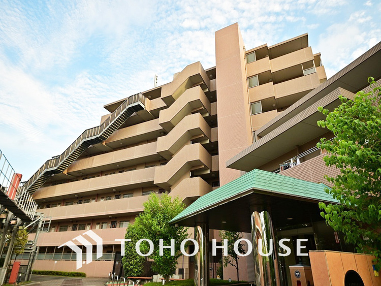 外観 〜「鶴川」駅までフラット徒歩9分〜開放感あるLDK約20帖は南東向きのため陽当り良好〜