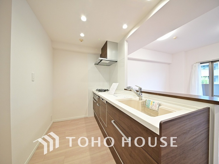 キッチン 落ち着いたカラーのキッチンは清潔感と気品が溢れています