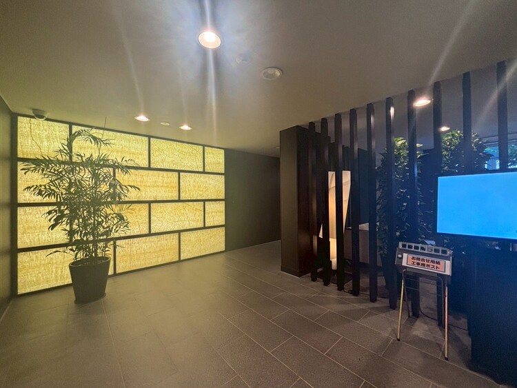 エントランス 綺麗に整備されており、行き届いた管理体制をうかがわせます。