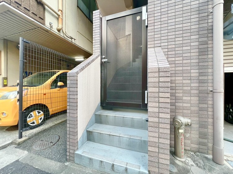 設備 共用部の階段です。明るく清潔に管理されています。