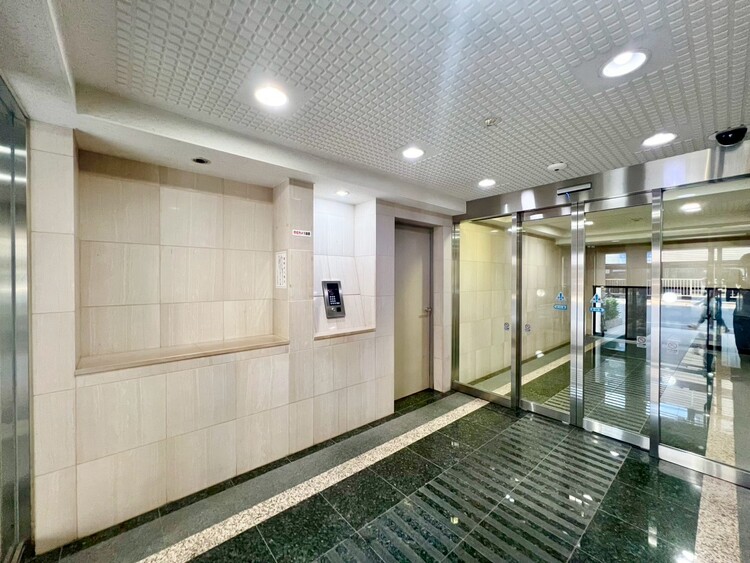 エントランス 綺麗に整備されており、行き届いた管理体制をうかがわせます。