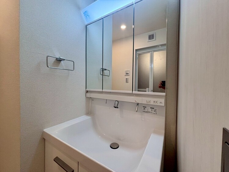 洗面 清潔感を感じられる洗面化粧台。