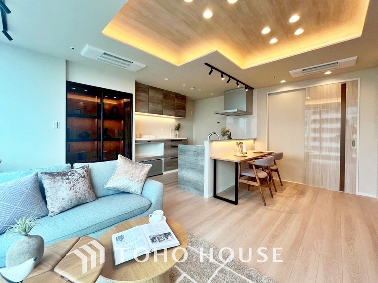 内装 【LIVING】◆陽光◆が差し込む。この開放的なLDKに家族の笑顔が集う。家族が一緒に過ごす空間は明るく、そして居心地よく。