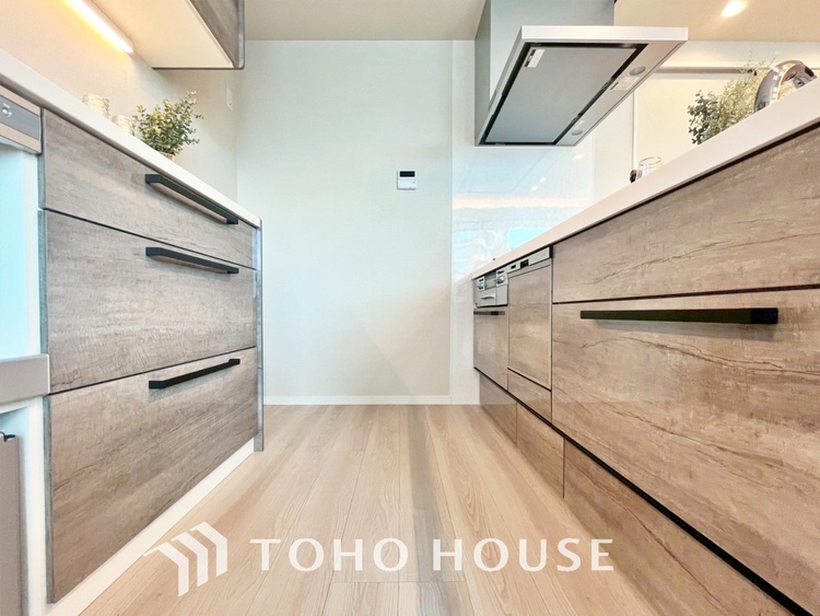 キッチン 【KITCHEN】◆ワクワク◆開放的で機能性も高いシステムキッチン。お子様は毎日のご飯にワクワク！