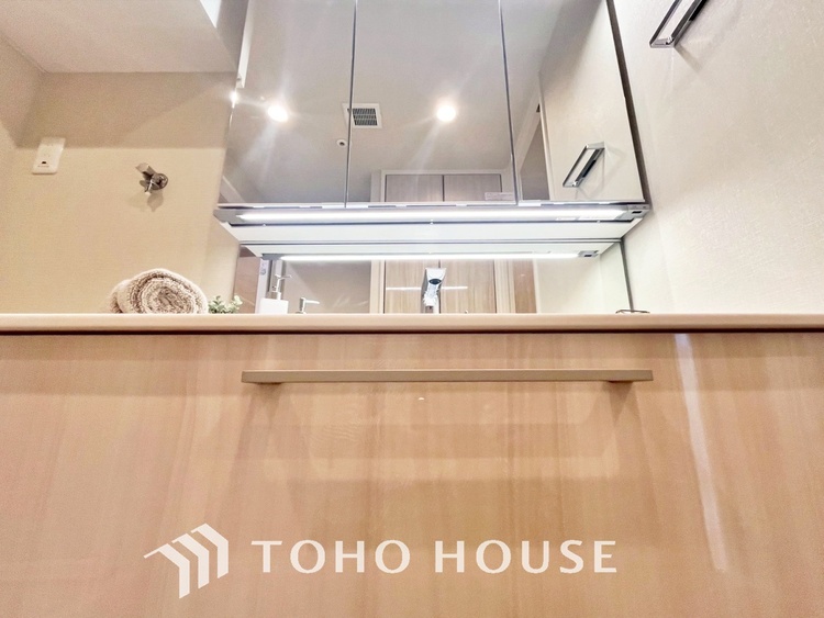 洗面 【WASHROOM】◆快適◆煌びやかな暮らしの中にも忘れたくない快適さ。大きな収納が助けてくれます。