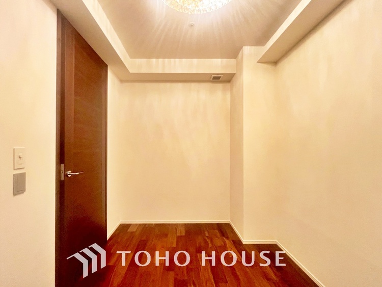 内装 【PRIVATE ROOM】◆属毛離裏◆子は父を手本とし、母に愛育されて成長する。家族の深い繋がり。いつまでも大切にしたい。