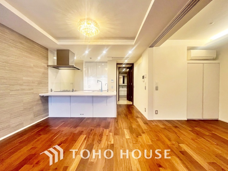 内装 【LIVING】◆陽光◆が差し込む。この開放的なLDKに家族の笑顔が集う。家族が一緒に過ごす空間は明るく、そして居心地よく。