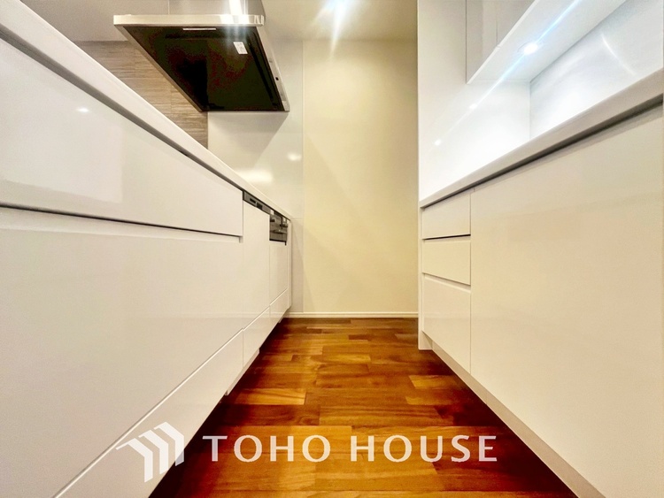 キッチン 【KITCHEN】◆ワクワク◆開放的で機能性も高いシステムキッチン。お子様は毎日のご飯にワクワク！