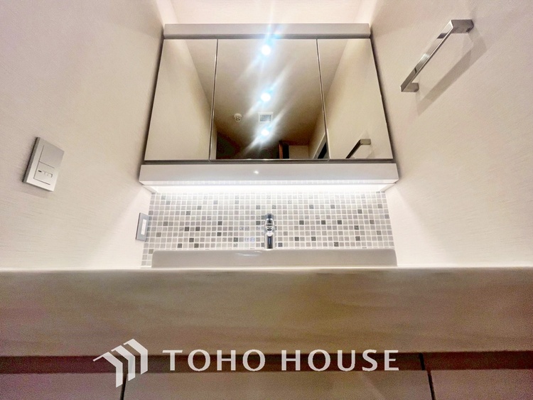 洗面 【WASHROOM】◆快適◆煌びやかな暮らしの中にも忘れたくない快適さ。大きな収納が助けてくれます。