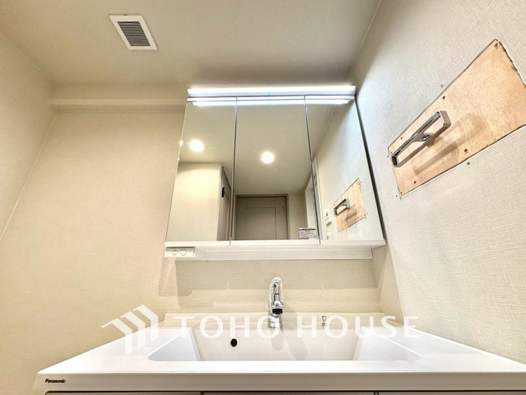 洗面 【WASHROOM】◆快適◆煌びやかな暮らしの中にも忘れたくない快適さ。大きな収納が助けてくれます。