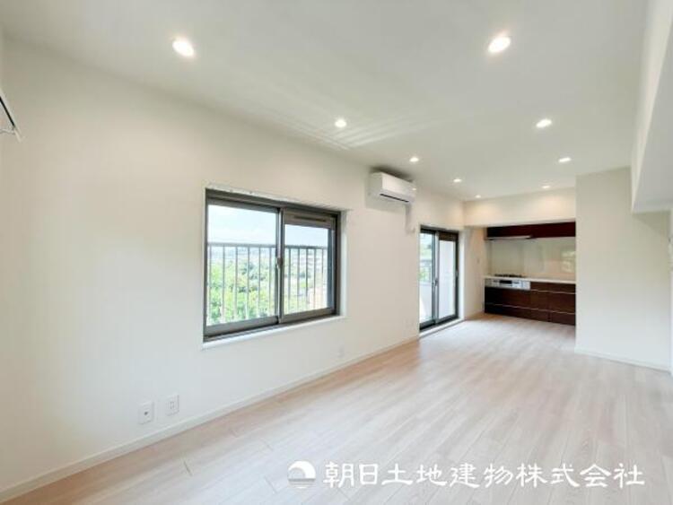 居間 【リビング】大切なご家族、招いた友人と過ごすひと時を溢れる光が優しく包み込む空間。充実した住空間は心を豊かにします。