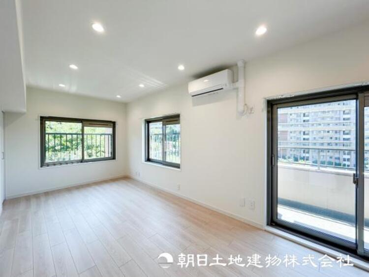 居間 【リビング】開放的で明るい空間が広がるLDK。リビングには潤沢な太陽が降り注ぎ、爽やかな住空間を演出できます