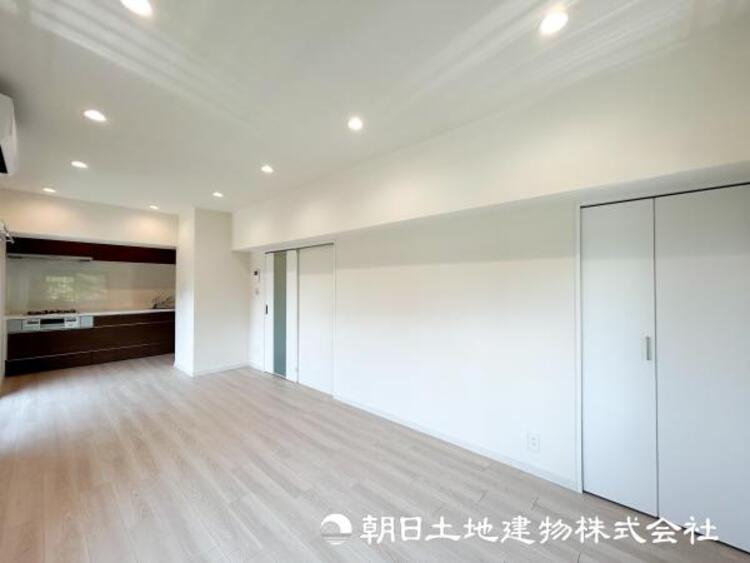 居間 【リビング】大切なご家族、招いた友人と過ごすひと時を溢れる光が優しく包み込む空間。充実した住空間は心を豊かにします。