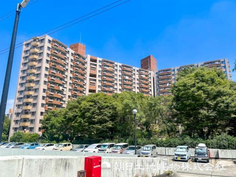 外観 【外観・立地】時代の流行ではなく拘りを貫く。シックなカラートーンで街並みに溶け込む外観は、絶妙なバランスで輝きを放ちます