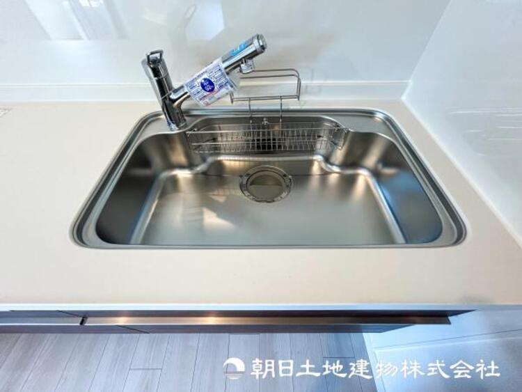 キッチン 【浄水器内蔵ハンドシャワー】蛇口をひねれば安心でおいしい水がいつでも飲めます。コストはなんとペットボトルの25分の１！