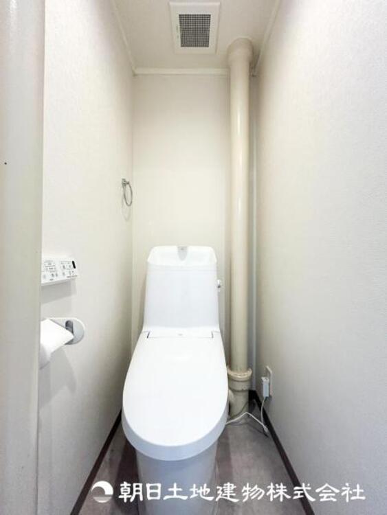 トイレ 【トイレ】家族みんなが毎日使う場所だから。お掃除がしやすい方はいい。汚れをふき取り易いフロアと壁紙をチョイス致しました