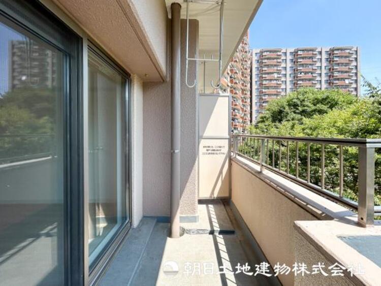 バルコニー 【バルコニー】南向きの広いバルコニーから、暮らしの中でのたくさんの光と心地よい風を感じられる癒し空間です。