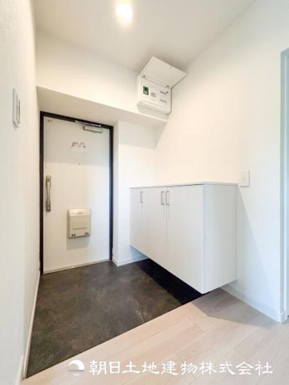 その他 【玄関】家族の帰り、遊びに来る友人、知人を優しく迎え、温もりに満ちた生活空間を予感させる。帰りたい家がここにあります。