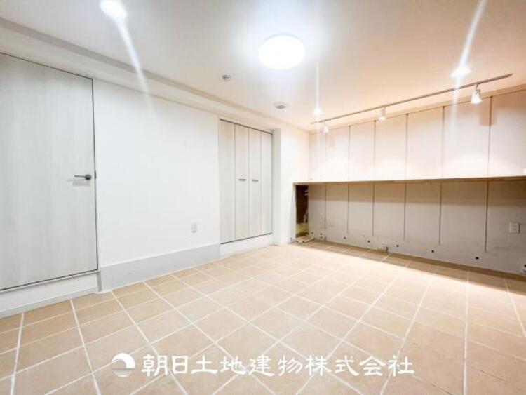 内装 一人で過ごす空間は音楽を聴いたり読書をしたりと趣味を楽しめる空間です。