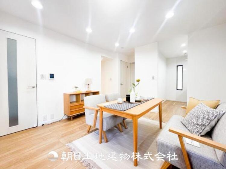 居間 リビングにはみんなが集い、食事や楽しい会話が始まる。