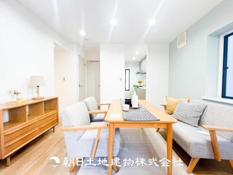 居間 大切なご家族、招いた友人と過ごすひと時を溢れる光が優しく包み込む空間。