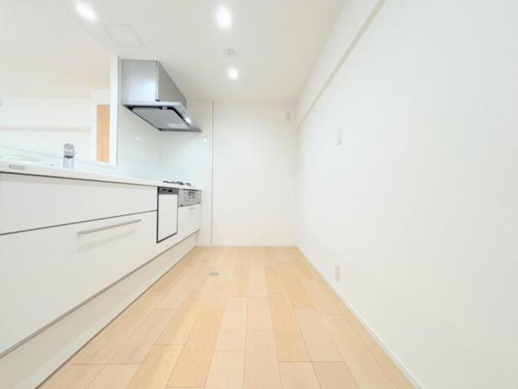 その他 ●〇新しいキッチンは気分も上がり、家事も楽しくできそう。お手伝いをしてくれるお子様と並んで立てるキッチンは、ご家族のコミュニケーションを育む場として活躍します。収納力が高い事も大事なポイントです〇●