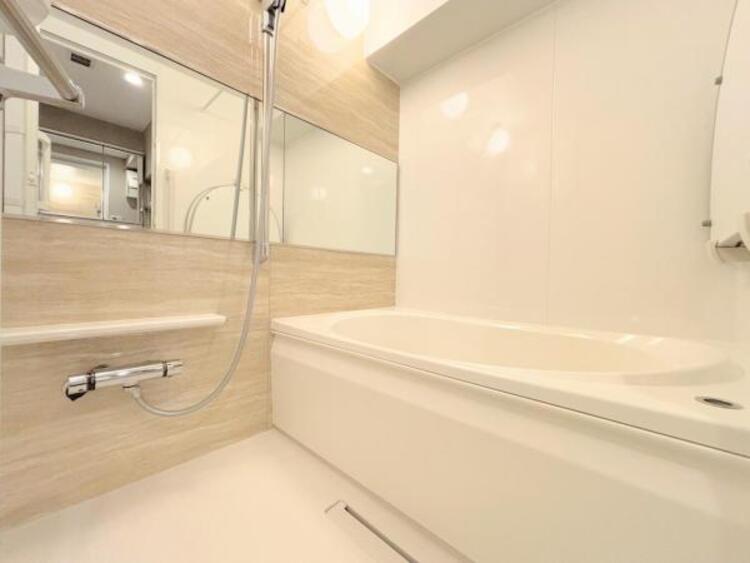 その他 ●〇ユニットバスはゆったりとくつろげる1坪タイプ。足までしっかりと伸ばせる浴槽は心身ともにしっかりと疲れを癒してくれます。お子様と一緒の入浴でも充分な広さです。バスルームは疲れを癒すくつろぎの場所〇●