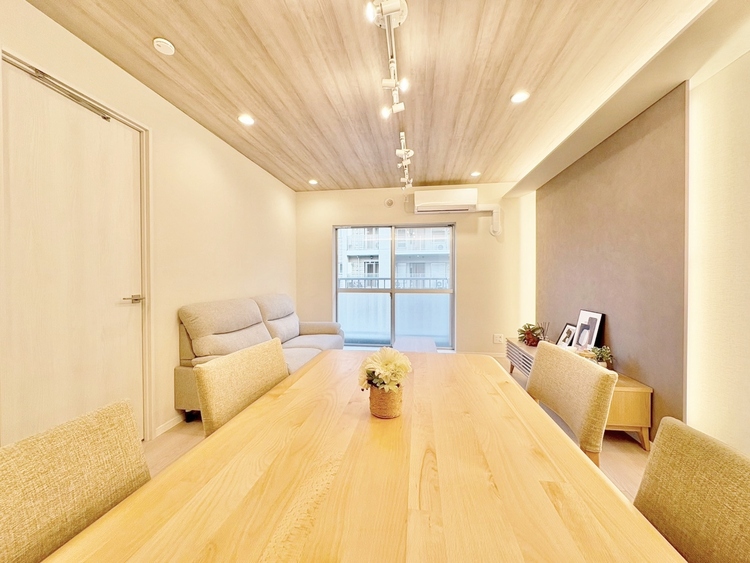 居間 快適に過ごす毎日を求めて、暮らしの中でご自身の「マイホーム」に創り上げてください。