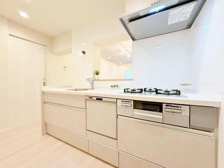 キッチン スマートな意匠と充実の機能を備えたキッチンが、暮らしにおいしい彩りを添えます。