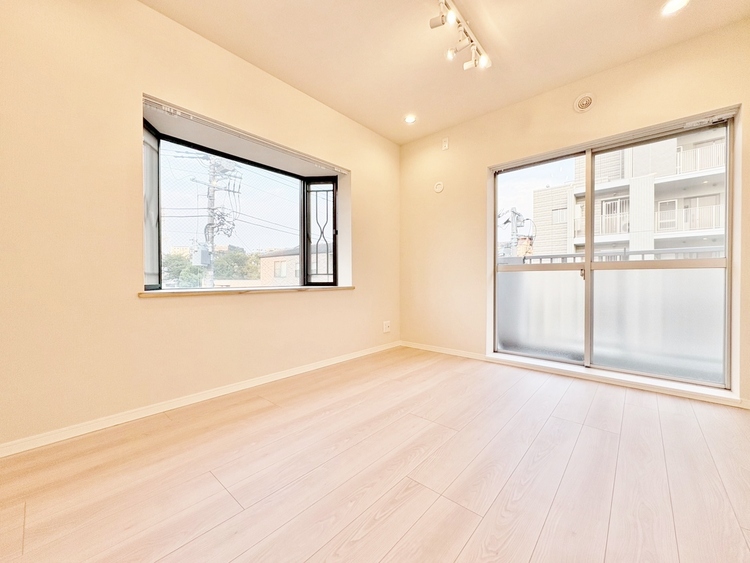 寝室 ベッドも十分に設置するスペースがあります。