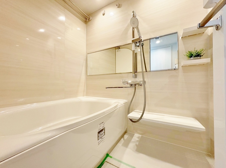 風呂 一日の疲れを癒すバスルームは、心地よいリラックスを叶える清潔感溢れる空間です。