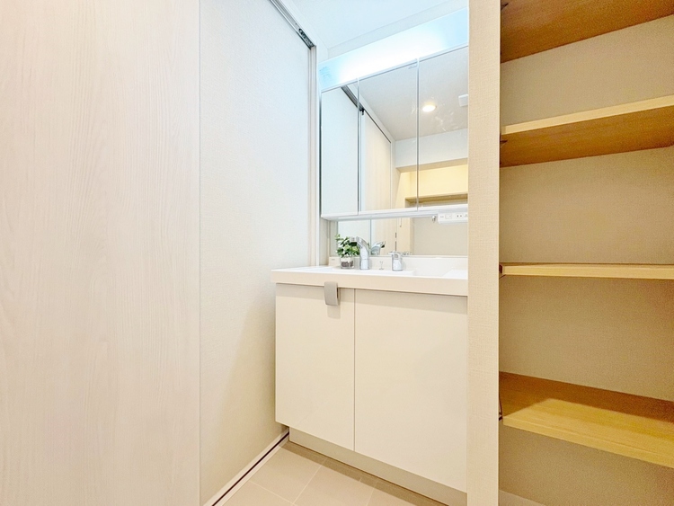 洗面 何かと物が増える場所だからこそ、スッキリと見映えの良い空間に。