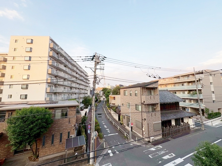 バルコニー 窓を開けると広がる青空。心をリフレッシュして日々を過ごしていきましょう。