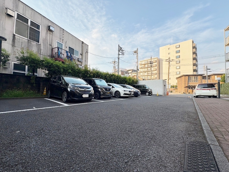 駐車場 本物件の駐車スペースです。車種制限のある場合もございますので、お気軽にお問い合わせくださいませ。