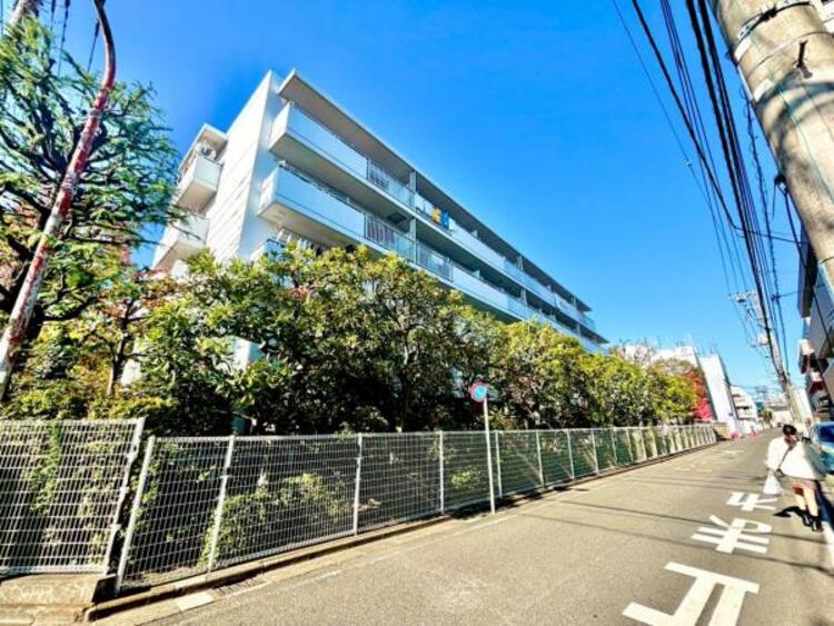 間取り 凛とした表情を見せる外観は時の移り変わりの中で様々な表情を見せてくれます。素材の持つ独特な存在感により「永く住み続ける住まい」にふさわしい住宅が完成しました。