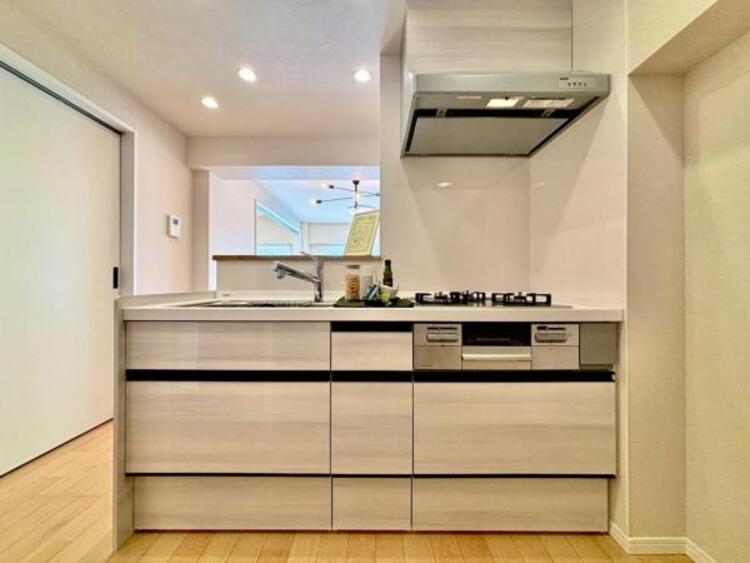 キッチン 料理の幅を拡げてくれる三口コンロの使いやすいシステムキッチンを採用。ワイドなカウンターで、将来お子様と一緒にお料理をするときも重宝します。