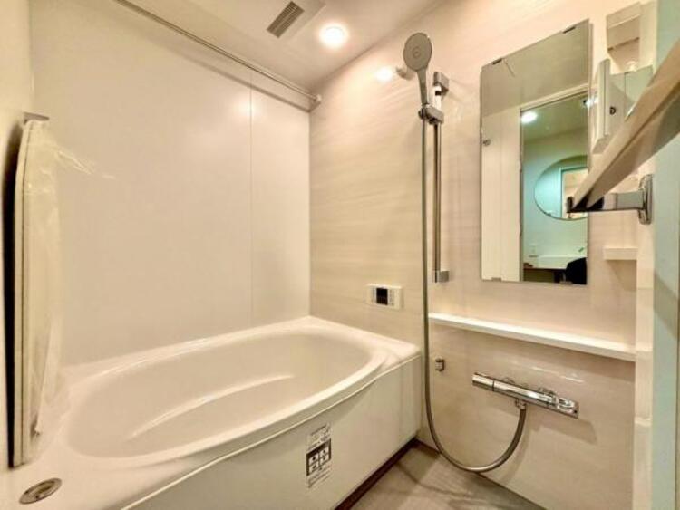 風呂 一日の疲れを癒し、快適に過ごして頂くためにゆったりサイズのバスタブを用意しました。浴室乾燥機付きで雨の日の洗濯も可能です。