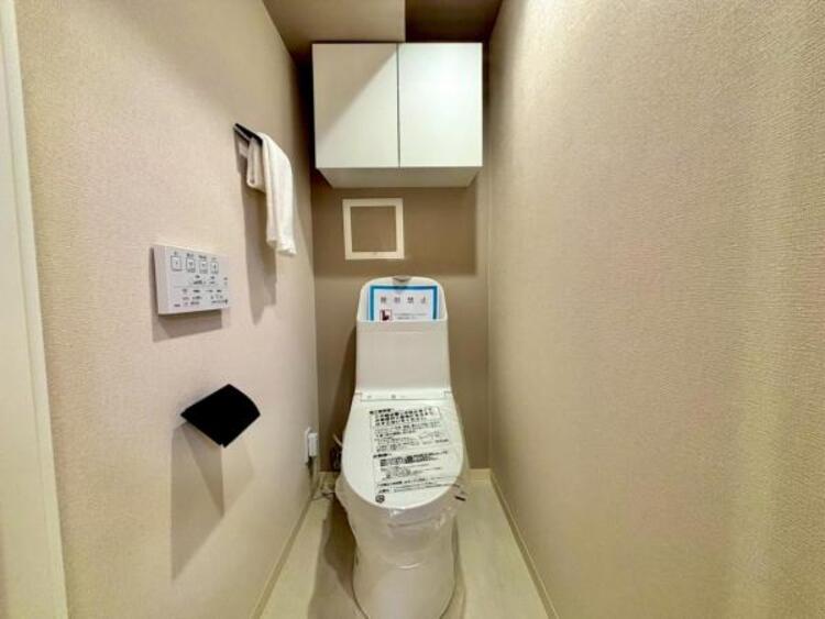 トイレ 毎日使う場所だからこそ、使い勝手を考慮しました。白を基調に、飽きのこない空間は質感豊かな仕上がりとなっております。