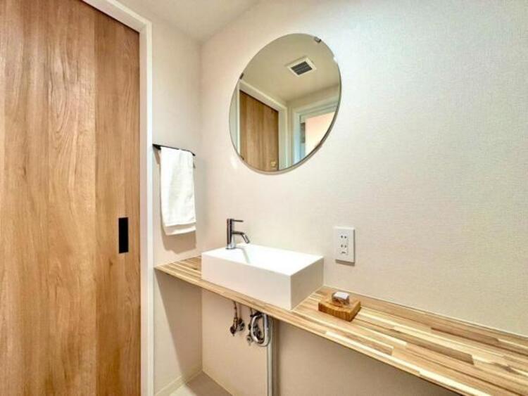 洗面 水栓まわりの最大の悩みは、水はねでたまった汚れのお掃除。このシャンプードレッサーは、水栓まわりに水が溜まりずらく、拭き掃除の手間がほとんどありません。