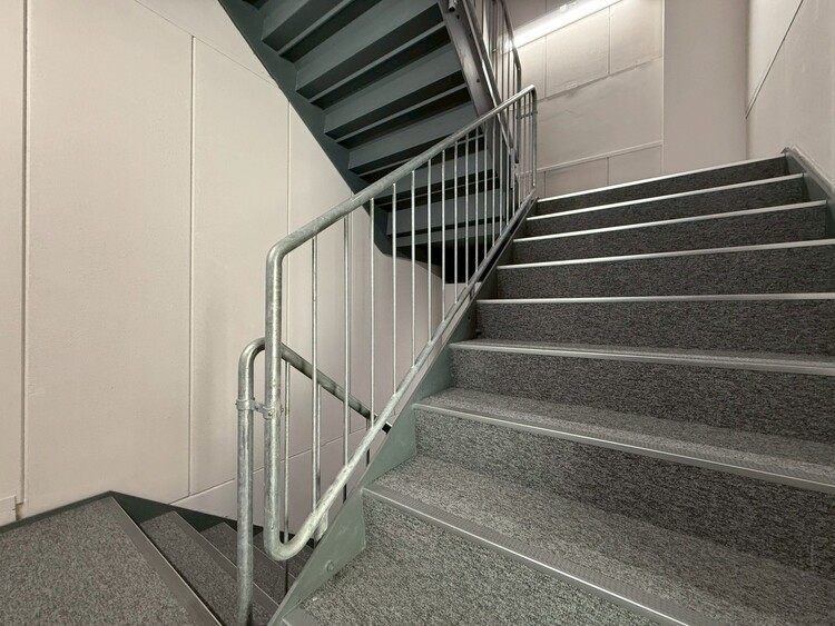 その他 共用部の階段です。明るく清潔に管理されています。