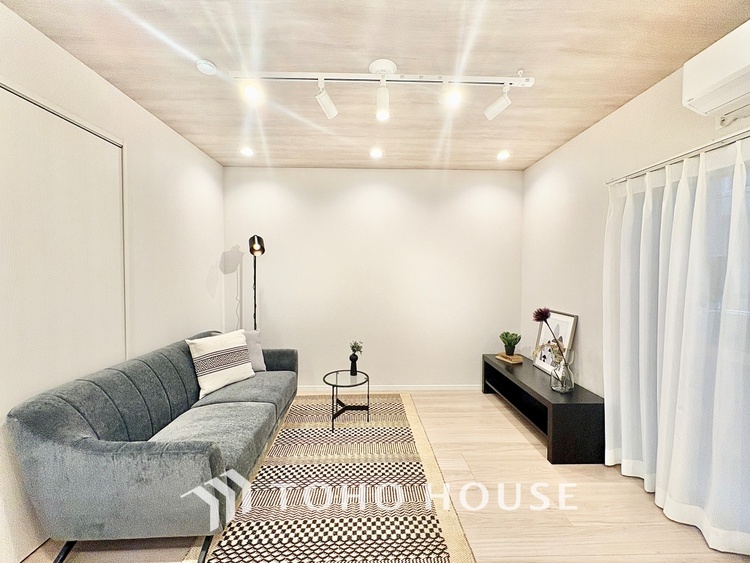 内装 【Cool wind】◆窓を開けると◆冷涼な風、そよぐリビング。だんらんの場所はここから始まり、ここで終わる。家族の笑顔が集う素敵な場所だから、こだわり抜いた思いが詰まっているのだと思う。