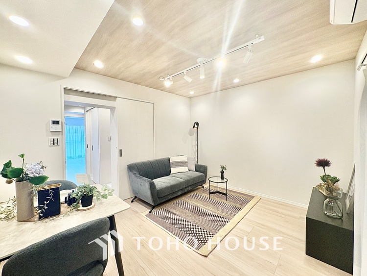 内装 ◆サンサンと◆差し込む太陽の光がこのリビングに笑いをもたらす。