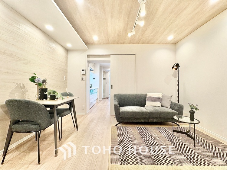 内装 ◆サンサンと◆差し込む太陽の光がこのリビングに笑いをもたらす。