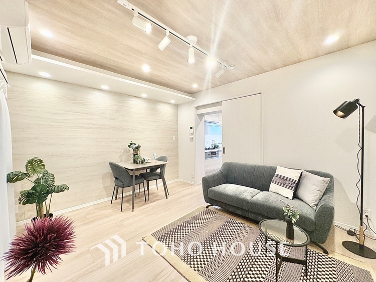 内装 ◆サンサンと◆差し込む太陽の光がこのリビングに笑いをもたらす。