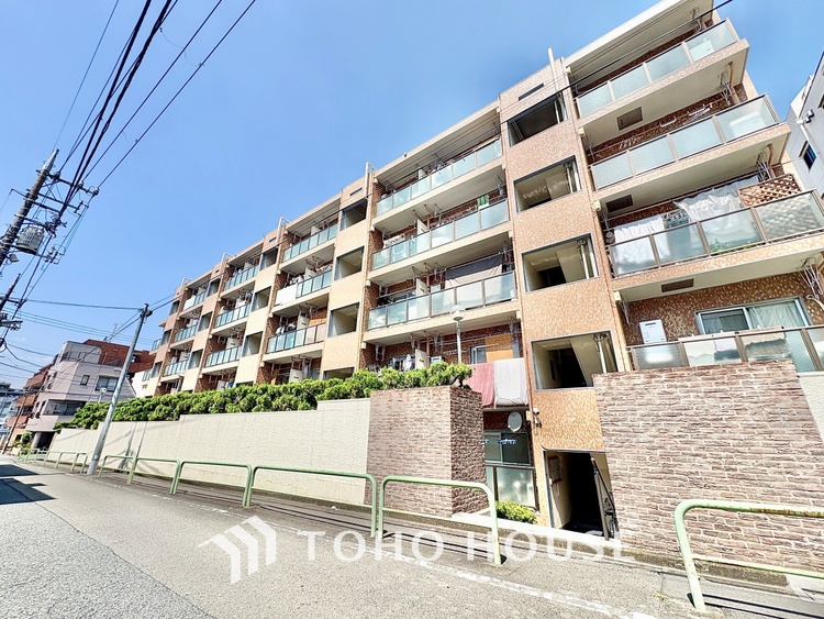 外観 【Entrance of your life】明るい玄関が家族を迎え入れる。今日はどんな一日が待っているんだろう。皆どんな一日を終えて帰ってくるんだろう。