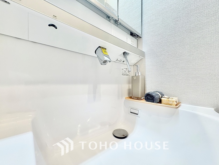 洗面 【Powderroom】広く使い勝手のよい空間と設備で演出。シンプルな使いやすさだけでなくたっぷりの収納力も実現。