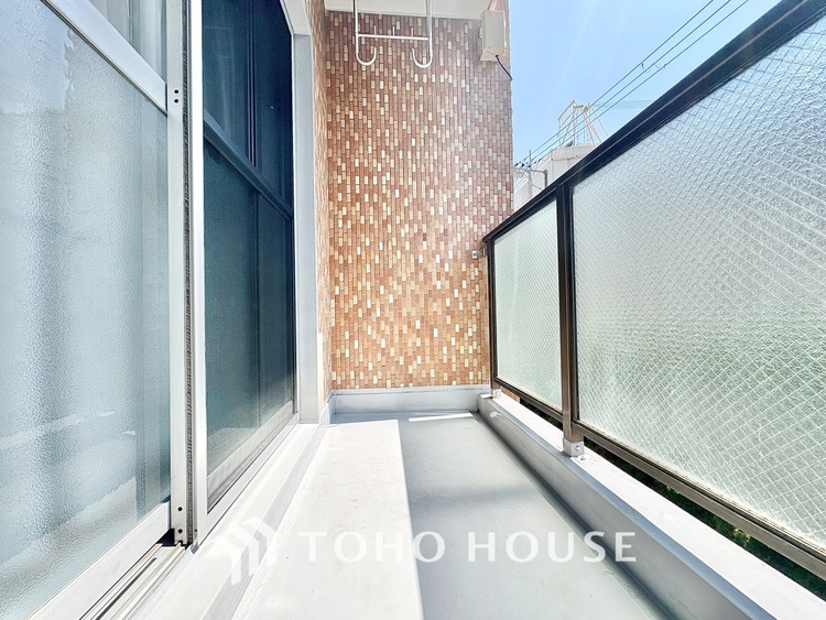 バルコニー 【the view of the sunlight】日差しと景色を取り入れつつ、プライベートな空間を演出するバルコニー